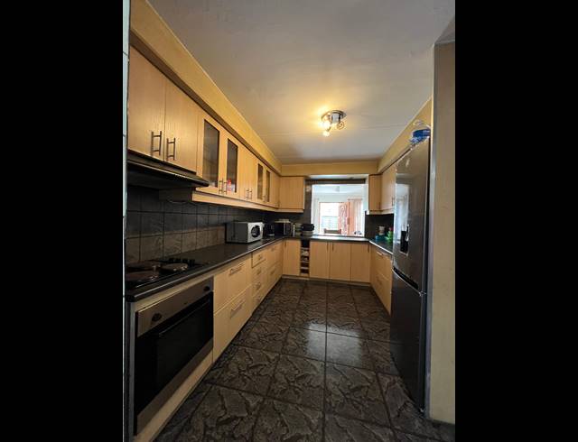 3 BEDROOM HOUSE TO LET IN SUMMER GREENS